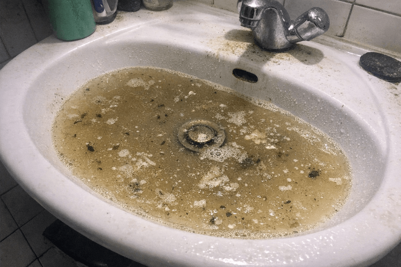 Wasser steht im Becken durch Blockade